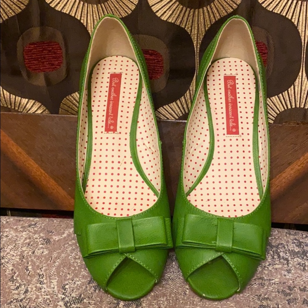 BAIT size 9 green wedges B.A.I.T. EUC